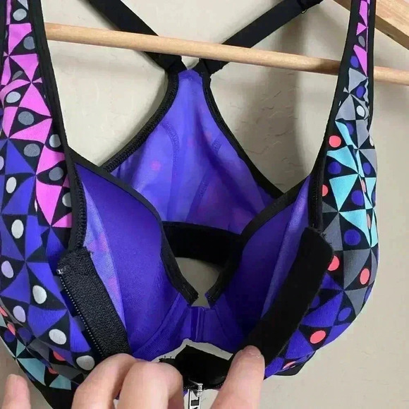 Victoria's Secret Knockout Front-Close Sport Bra - Picture 2 of 7